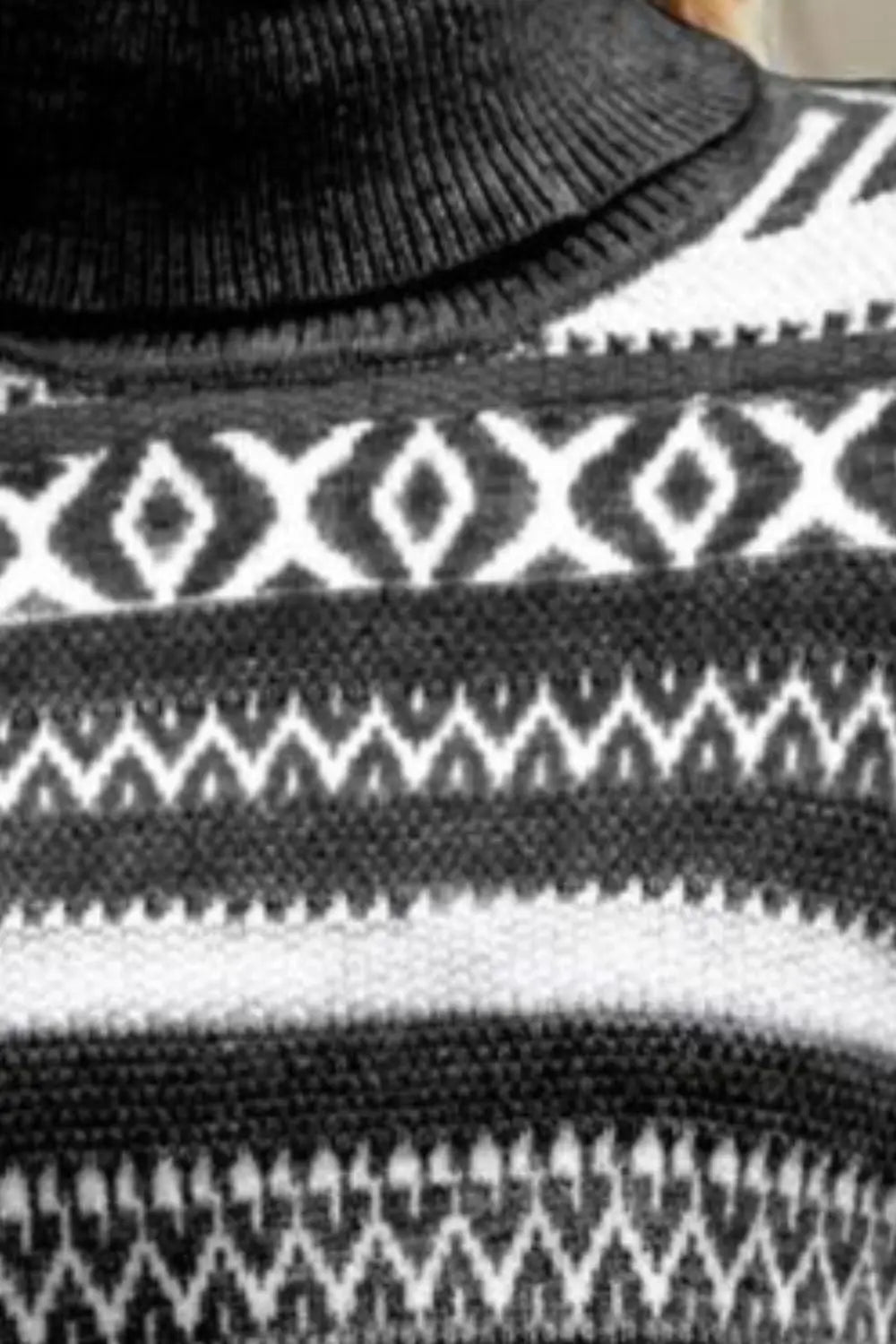 Geometrischer Rollkragenpullover mit langen Ärmeln