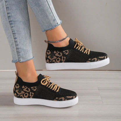 Zapatillas planas con cordones y estampado de leopardo