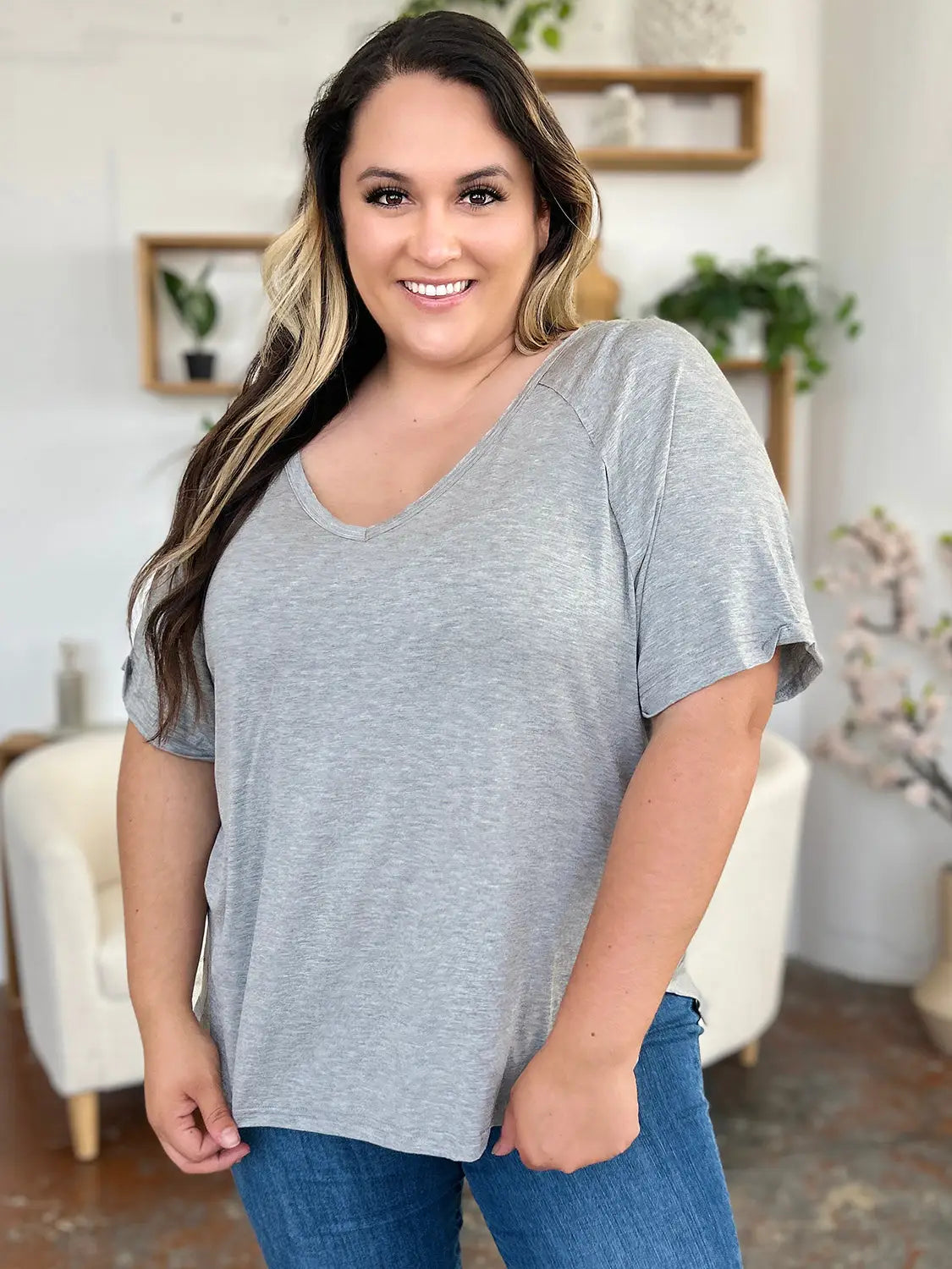 Basic Bae Full Size Bamboo T-Shirt mit V-Ausschnitt und Schlitz, kurzärmlig