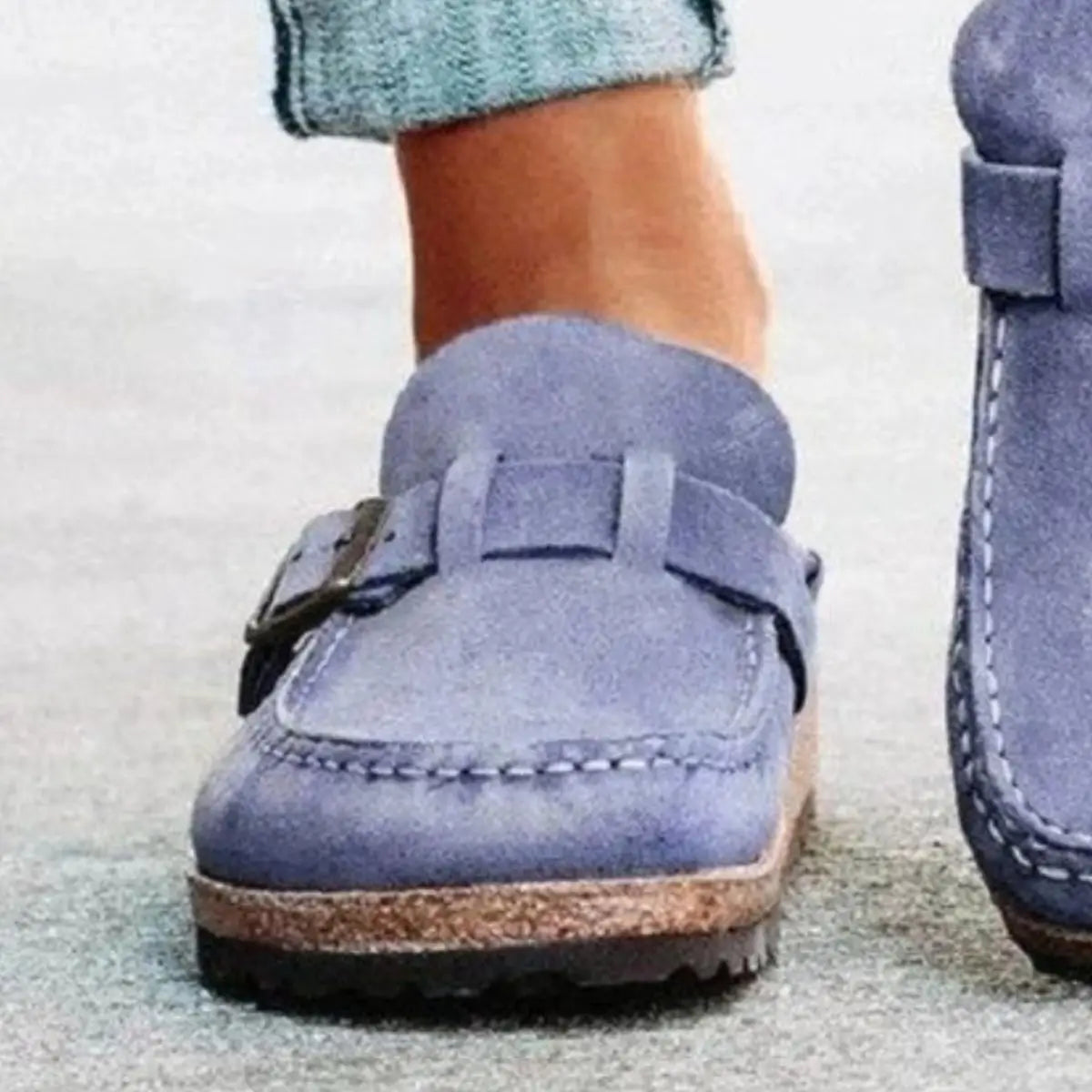 Mocasines con hebilla y tacón bajo y punta redonda