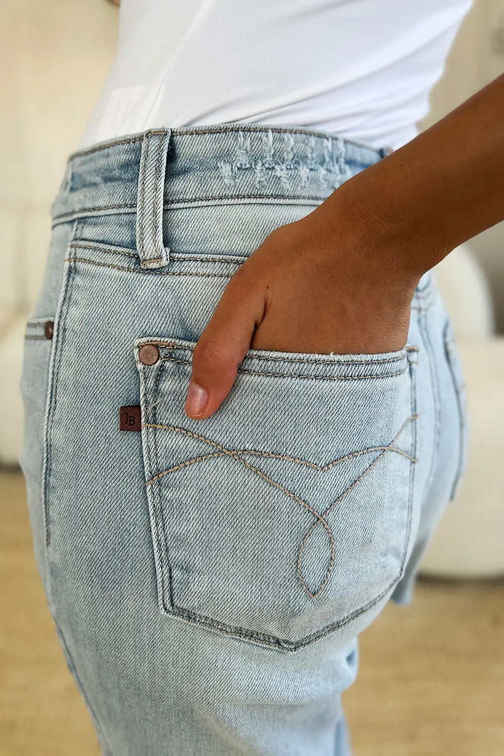 Vaqueros rectos desgastados de talle alto y talla grande de Judy Blue