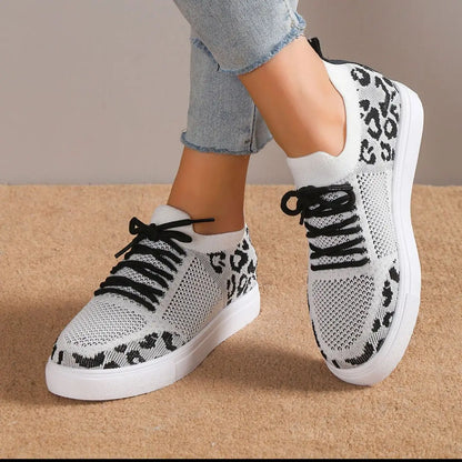 Zapatillas planas con cordones y estampado de leopardo