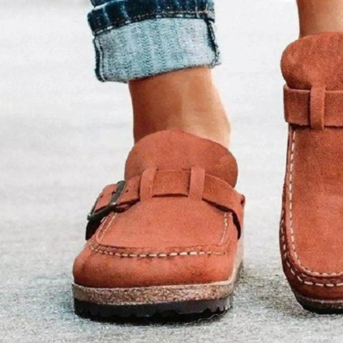 Mocasines con hebilla y tacón bajo y punta redonda