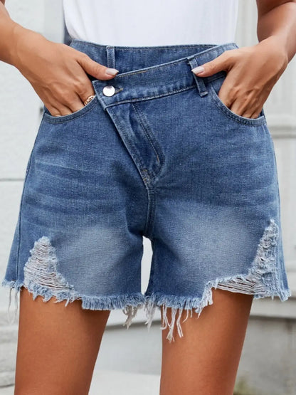 Shorts vaqueros con cintura asimétrica y dobladillo sin rematar desgastado