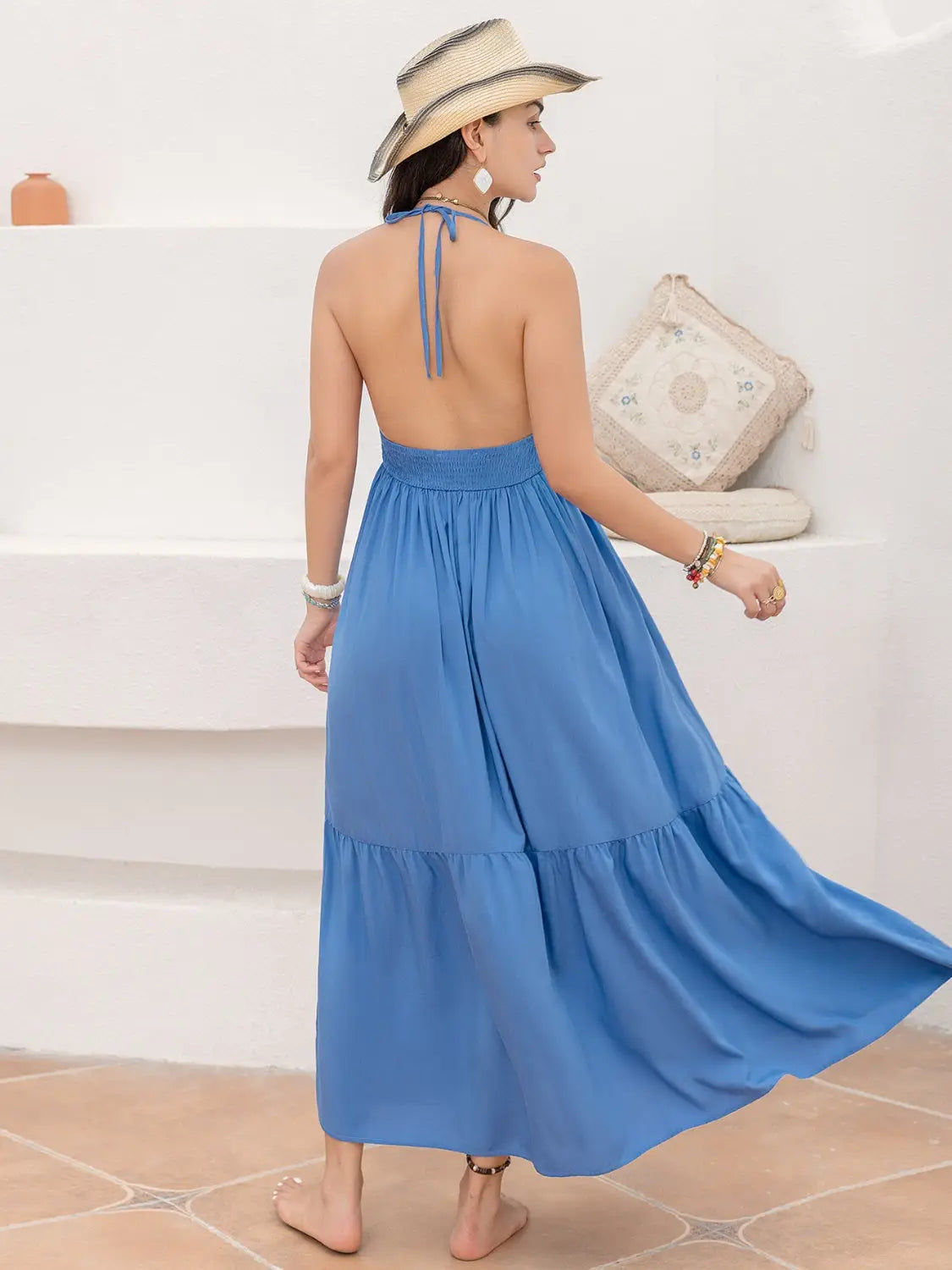 Vestido largo de tirantes con cuello halter y estampado