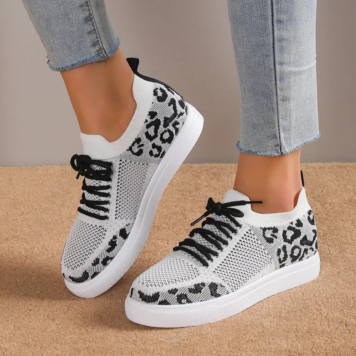 Zapatillas planas con cordones y estampado de leopardo