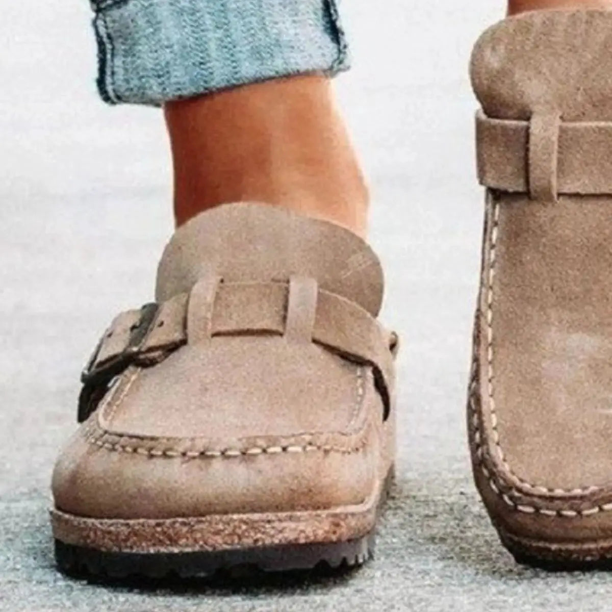 Mocasines con hebilla y tacón bajo y punta redonda