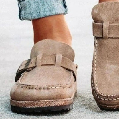 Mocasines con hebilla y tacón bajo y punta redonda