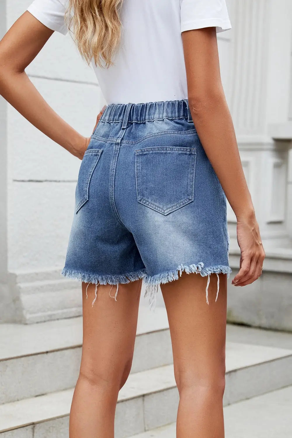 Shorts vaqueros con cintura asimétrica y dobladillo sin rematar desgastado
