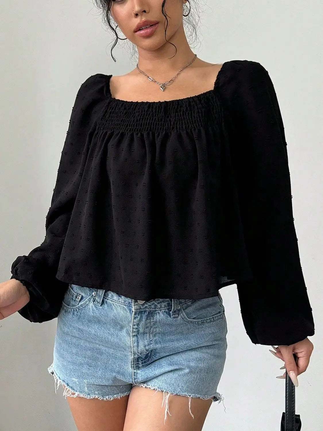 Blusa de manga larga con escote cuadrado y lunares suizos