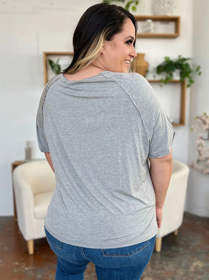 Basic Bae Full Size Bamboo T-Shirt mit V-Ausschnitt und Schlitz, kurzärmlig