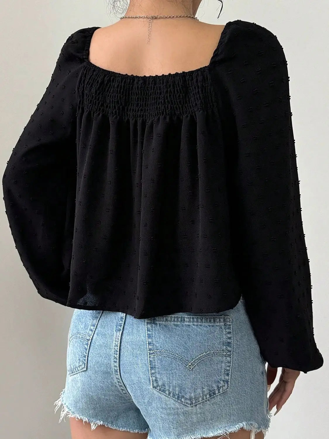 Blusa de manga larga con escote cuadrado y lunares suizos