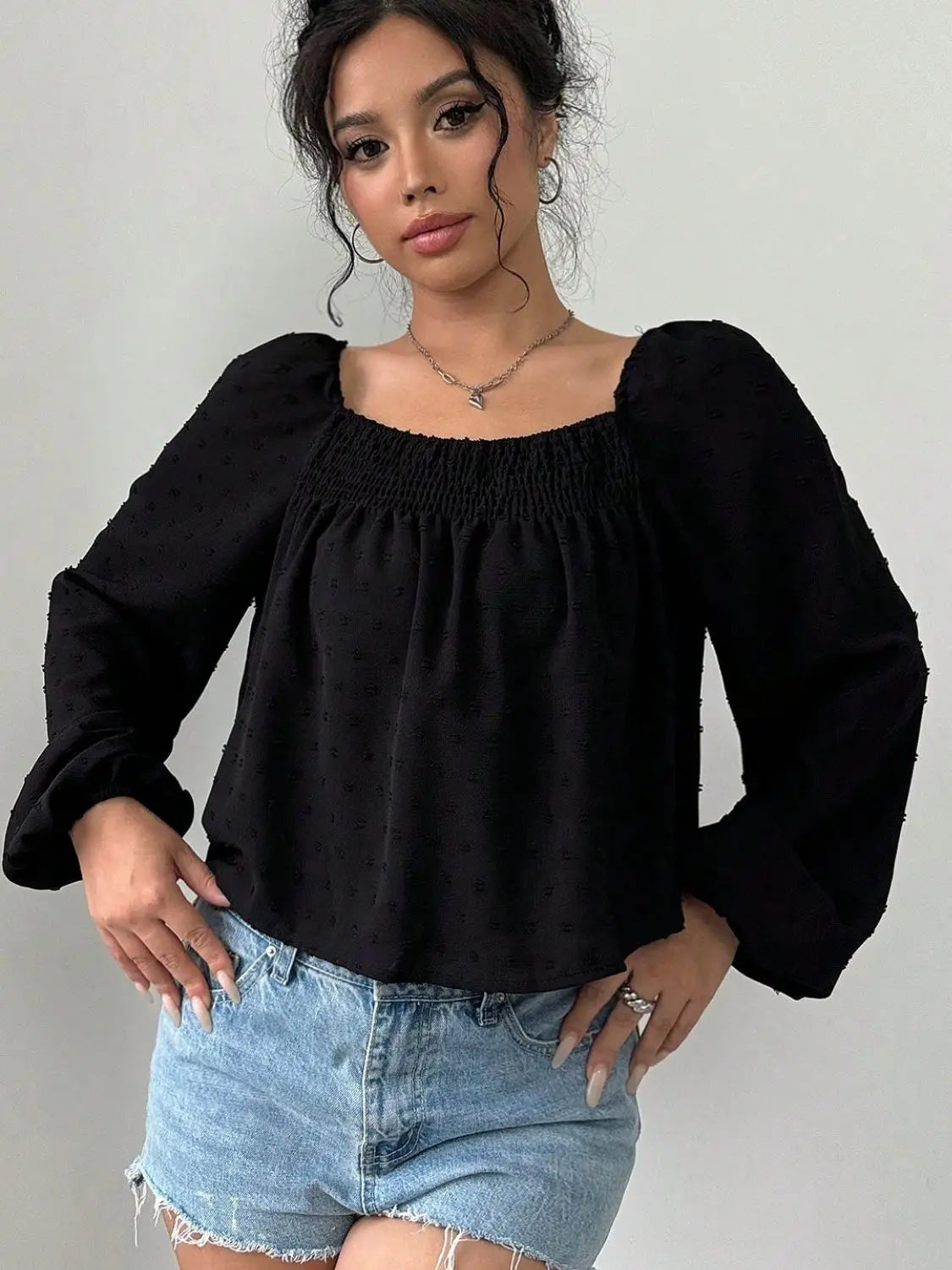 Blusa de manga larga con escote cuadrado y lunares suizos