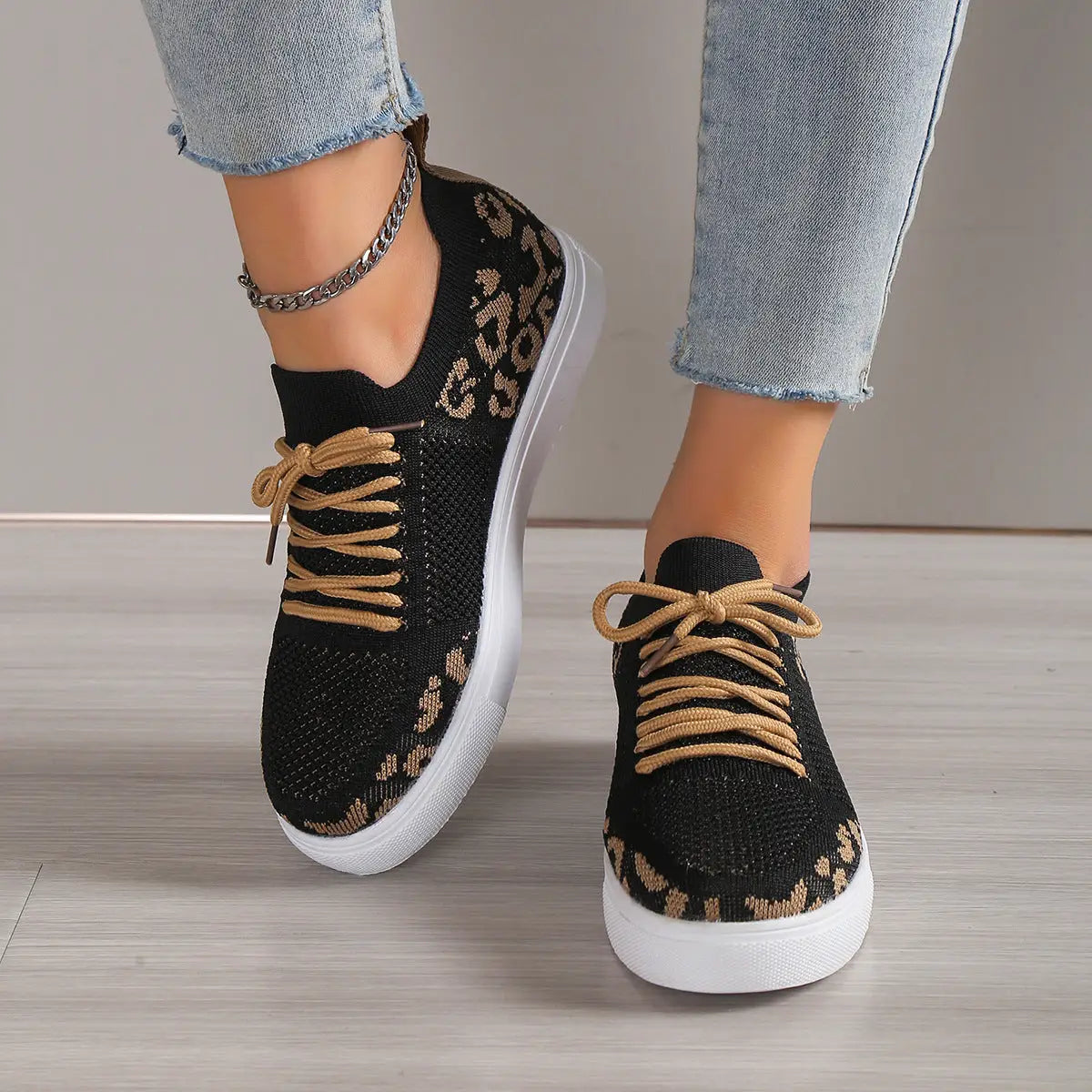 Zapatillas planas con cordones y estampado de leopardo