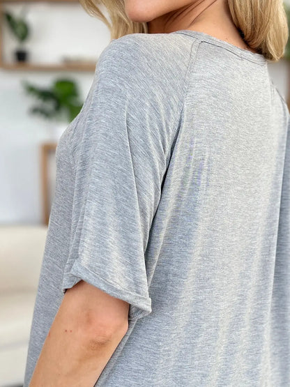 Basic Bae Full Size Bamboo T-Shirt mit V-Ausschnitt und Schlitz, kurzärmlig