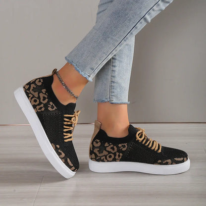 Zapatillas planas con cordones y estampado de leopardo