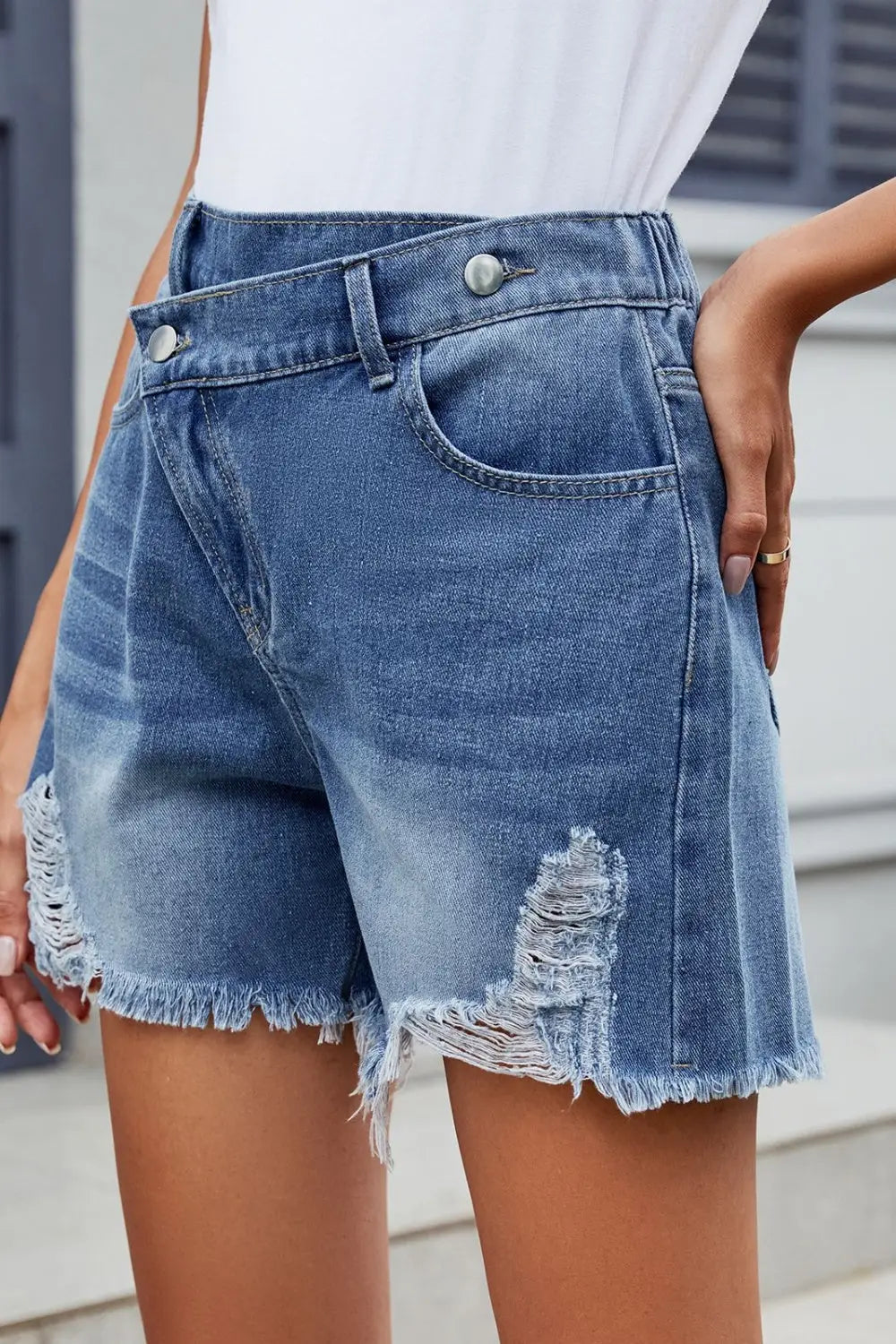 Shorts vaqueros con cintura asimétrica y dobladillo sin rematar desgastado