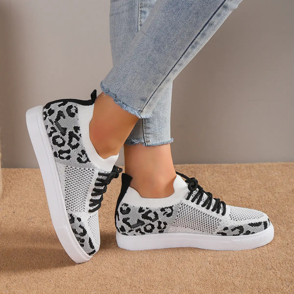 Zapatillas planas con cordones y estampado de leopardo