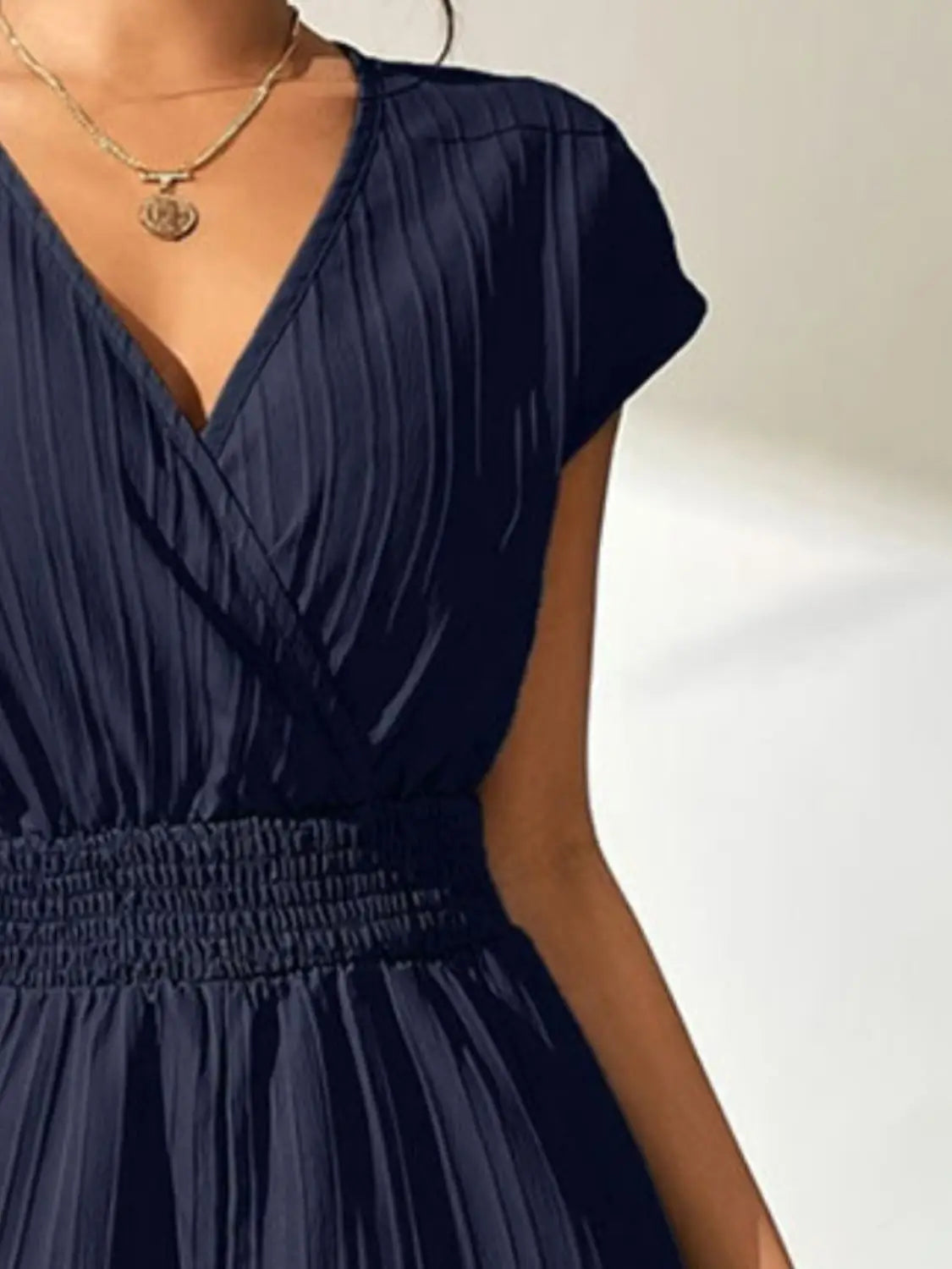 Mono de manga corta con cuello cruzado anudado