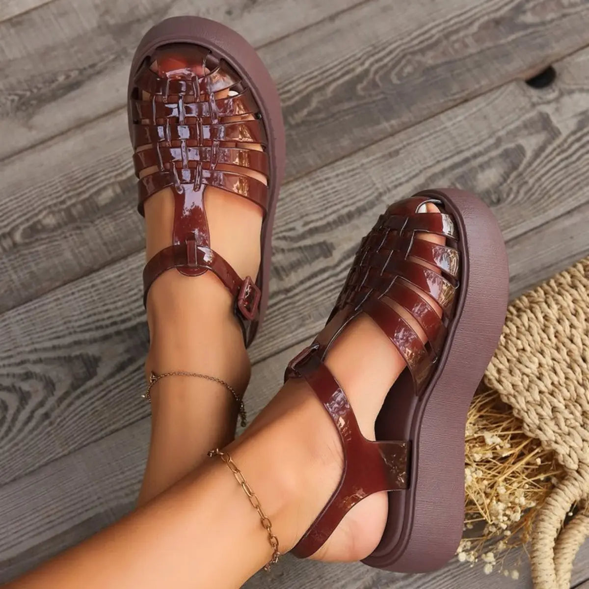 Sandalias de plataforma tejidas de plástico